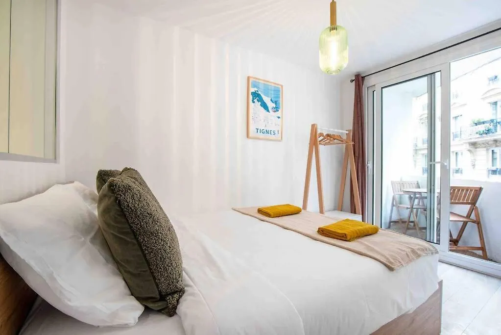 Apartment Porte Maillot, Champs Elysees, Triomphe, Suite 3 Chambres 8P Paris