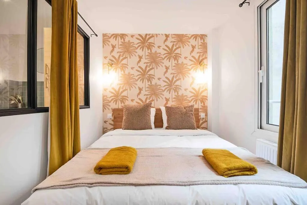 Apartment Porte Maillot, Champs Elysees, Triomphe, Suite 3 Chambres 8P Paris France